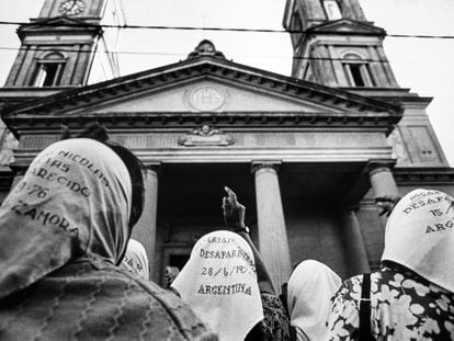 Las madres de la Plaza de Mayo protestan frente a una iglesia en Bragado, Argentina, en 1988.