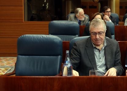 A la izquierda, el escaño vacío de Tomás Gómez en la Asamblea de Madrid, ayer. Al lado, los parlamentarios socialistas José Quintana, José Manuel Franco y Óscar Iglesias.