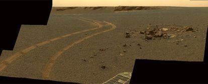 Foto de Marte tomada este año por el vehículo <i>Opportunity</i> en la que se ven sus propias huellas.