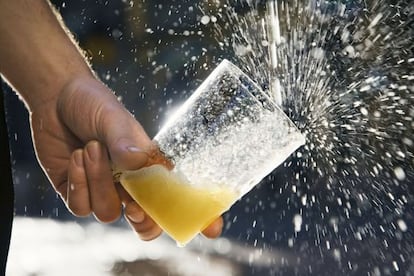 Escanciado de sidra en una sidrería asturiana.