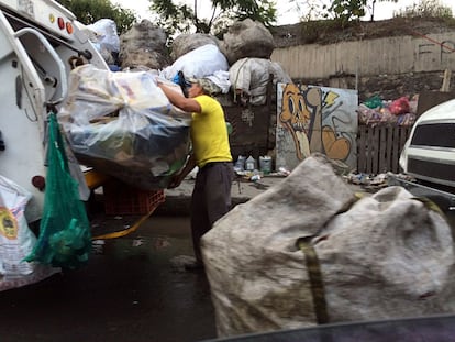 Un recolector separa la basura en el camión, en la Ciudad de México.