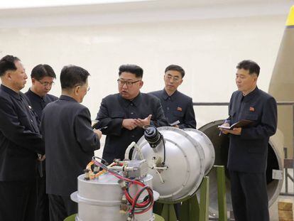 Kim Jong-un inspecciona una suposada nova bomba d'hidrogen de Corea del Nord.