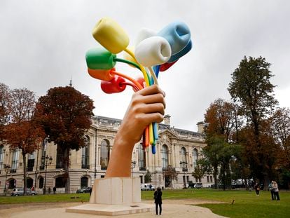 La obra 'Ramo de tulipanes' es un regalo de su autor, el artista Jeff Koons, a la ciudad de París como muestra de respeto hacia las víctimas del ataque terrorista en la sala Bataclan.