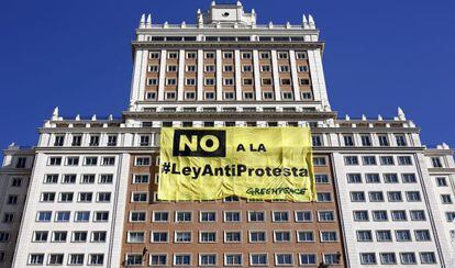 Cartel de Greenpeace desplegado en un rascacielos de Madrid contra la ley de seguridad ciudada 