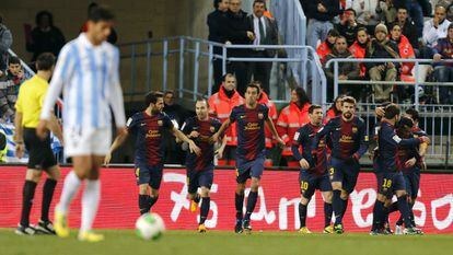 Los jugadores del Barcelona celebran su primer gol ante el Málaga, obra del delantero Pedro Rodríguez.