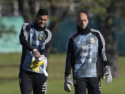 Los porteros Sergio Romero (izquierda) y Willy Caballero el martes, en el inicio del entrenamiento de la selección de Argentina en el predio de la AFA en Ezeiza, Buenos Aires