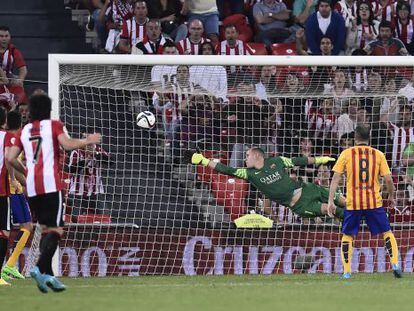 El meta Ter Stegen intenta sin &eacute;xito alcanzar el disparo que significar&iacute;a el tercer gol del Athletic. 