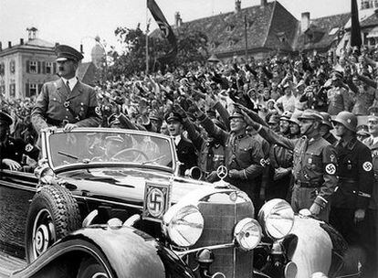 Imagen tomada en 1937 de Hitler, de pie en el descapotable Mercedes que ahora ha sido localizado.