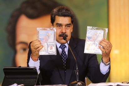 Nicolás Maduro muestra los pasaportes de los dos exsoldados estadounidenses capturados en Venezuela.