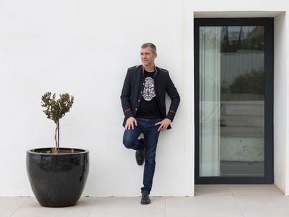 El escritor francés Romain Puértolas, a la entrada de su casa en Málaga.