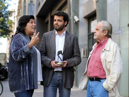 El ganador del premio Tusquets, Juan Trejo, acompa&ntilde;ado de los escritores Juan Mars&eacute; y Almudena Grandes 