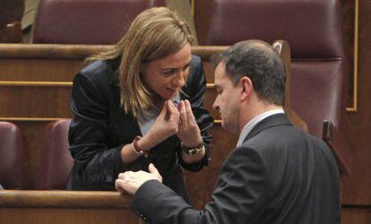 Carme Chacón conversa ayer en el Congreso de los Diputados con el portavoz de ERC, Alfred Bosch.