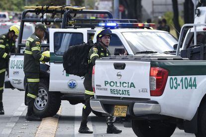 Miembros de la policía llegan a la escuela tras la explosión del coche bomba en Bogotá para poner en marcha el operativo antiterrorista.