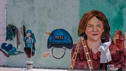 Un mural recuerda en Gaza el asesinato de la periodista Shireen Abu Akleh mientras trabajaba el miércoles.
