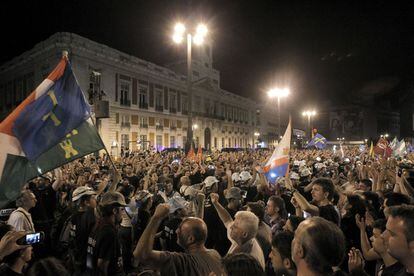 Miles de personas acompa&ntilde;an a los mineros de la &#039;marcha negra&#039;, la mayor&iacute;a vestidos de negro y con las luces de sus cascos encendidas, a su llegada a la Puerta del Sol, en Madrid.