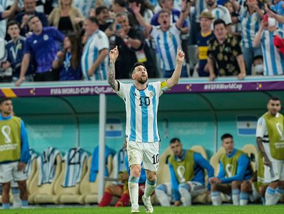 Lionel Messi celebra un gol en penales contra Países Bajos en el mundial de Qatar 2022.