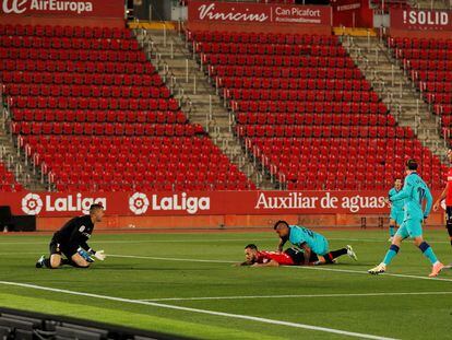 Arturo Vidal anota el primer gol del partido entre el Mallorca y el Barcelona.
