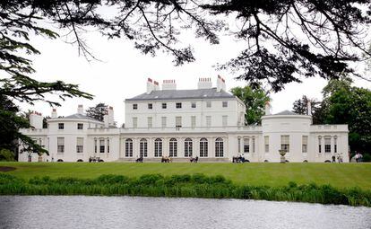 Ha sido una residencia oficial propiedad de la corona en Home Park desde 1792 y es donde celebraron su recepción de boda los duques de Sussex. También fue su hogar, para cuya reforma utilizaron 2,4 millones de libras (2,7 millones de euros) de dinero público que devolvieron tras firmar un contrato multimillonario con Netflix.