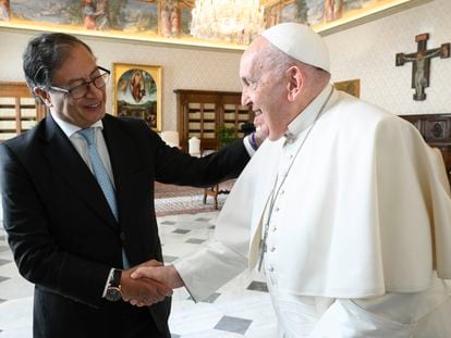El papa Francisco le estrecha la mano al presidente de Colombia, Gustavo Petro, durante el encuentro sostenido este viernes en el Vaticano.
