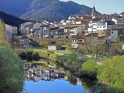 Vista de Ribadavia (Ourense) desde el puente medieval.