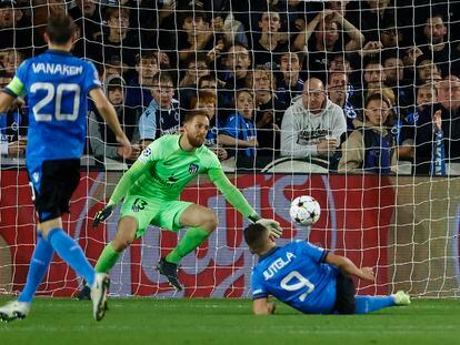 Ferran Jutglà marca el segundo gol del Brujas ante el Atlético este miércoles en la tercera jornada de la Champions.