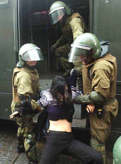 Una mujer es detenida por la policía chilena durante la jornada de protesta.