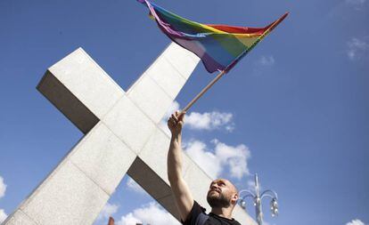 Un hombre ondea la bandera del arcoíris durante la primera manifestación LGTBI en Czestochowa, Polonia, el 8 de julio del año pasado. 