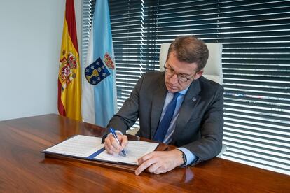 El presidente de la Xunta, Alberto Núñez Feijóo, firma su dimisión como presidente de los populares gallegos, el miércoles.