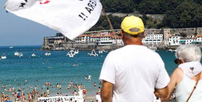 La asociación de familiares de presos de ETA Etxerat exigen el acercamiento de los reclusos en las playas de San Sebastián