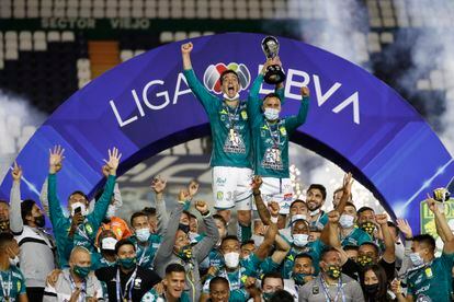 Los jugadores del León, con mascarilla, al levantar el trofeo.
