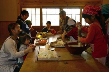 Familia japonesa preparando comida tradicional, 'washoku' reconocida por la Unesco.