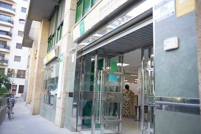 Oficina de empleo en Sevilla, con las ventanas y puertas abiertas.