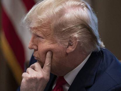 El presidente de Estados Unidos, Donald Trump, durante una reunión con responsables de aerolíneas en la Casa Blanca el pasado 4 de marzo. En vídeo, Trump segura que no se ha tocado la cara en semanas.
