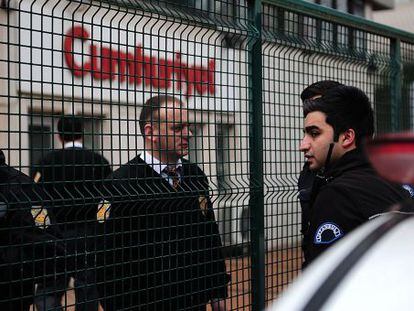 Policías turcos en el exterior del diario 'Cumhuriyet', en enero de 2015.