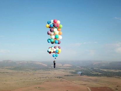 El británico Tom Morgan asciende hacia el cielo de Sudáfrica subido a una silla de acampada unida a varios globos de helio.