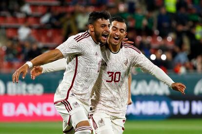 Alexis Vega y Luis Chávez celebran el primer gol de la selección mexicana frente a Irak.