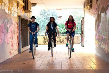Los tres jóvenes que se han ido de Barcelona a Valencia en monociclo.
