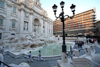 El paso del tiempo y la gran afluencia de turistas habían provocado desperfectos en la fuente más famosa de Roma. El desprendimiento de algunas partes del monumento hizo necesaria la restauración.