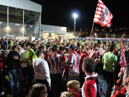 Los aficionados del Autol durante el partido ante el Dinamo San Juán este miercoles.