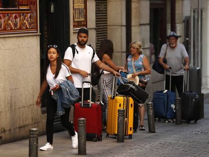 Turistas en una calle del Centro, al salir presuntamente de un alojamiento en pisos turísticos.