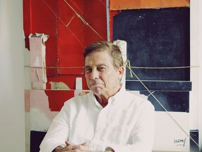 El arquitecto Alberto Campo Baeza en su despacho, con una pintura hecha por él.