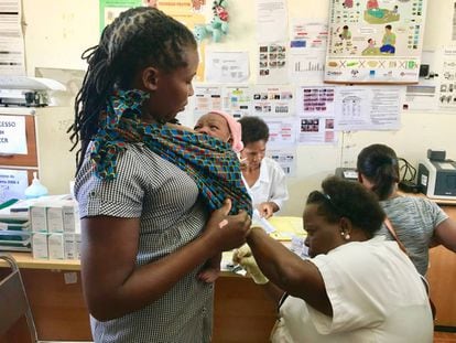 Una enfermera prepara el material para obtener una gota de sangre del pie de un beb&eacute; en el centro de salud de Ndlavela, Mozambique. 