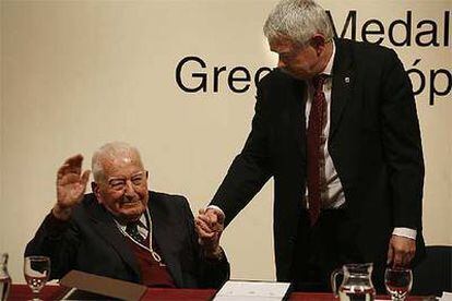 Gregorio López Raimundo, tras recibir la medalla, con Pasqual Maragall.