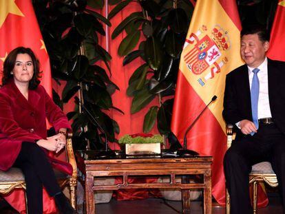 La vicepresidenta del Gobierno, Soraya S&aacute;enz de Santa Mar&iacute;a con el presidente chino, Xi Jinping.