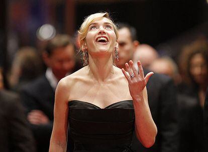 La actriz Kate Winslet entra anoche a la proyección oficial de <i>The reader.</i>