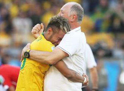 Neymar llora en brazos de Scolari.