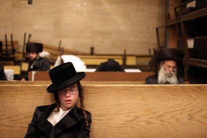 Un niño judío ultraortodoxo duerme en un centro religioso de Jerusalén.