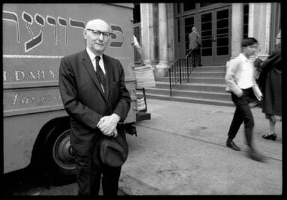 El escritor Isaac Bashevis Singer posa frente a la sede del periódico 'Forverts' en 1968 en Nueva York.