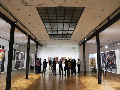 Visita de los suscriptores de EL PAÍS a la exposición World Press Photo 2023, en Madrid. Foto: Mario Bermudo