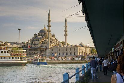 Carece de arcos y curvas, y el nivel inferior está repleto de vendedores ambulantes de café y kebabs. Este puente de Estambul soporta mucha historia sobre sus modernos hombros, además de unir dos zonas culturalmente diferentes de la vieja Constantinopla. La estructura actual data de 1994, aunque ya existía una pasarela para cruzar el Cuerno de Oro en el siglo VI: era de madera anclada sobre pontones y fue la obra más ambiciosa de los otomanos para modernizar la ciudad. En el siglo XIX fue sustituido por una estructura dimensionada para impresionar a Napoleón y a principios del XX este puente fue trasladado hasta su ubicación actual, y la gente se reunía en las tabernas instaladas en su nivel inferior, como se puede ver en muchos grabados de los viajeros de la época. Su última reconstrucción es de 1994, tras un incendio. Este enlace es vital para Estambul y muchos ciudadanos lo utilizan a diario para transitar, charlar o pescar. Los turistas acuden principalmente por la insuperable puesta de sol, con mezquitas recortadas sobre tonos rosáceos, y para contemplar el tráfico marítimo del Bósforo. Además, el nivel inferior ofrece buenos restaurantes de pescado fresco. Los tranvías también atraviesan <a href="https://www.estambul.es/puente-galata" target="_blank"> el puente de Gálata:</a> la línea T1 une las vistas de Sultanahmet con las modernas tiendas de Beyoglu.